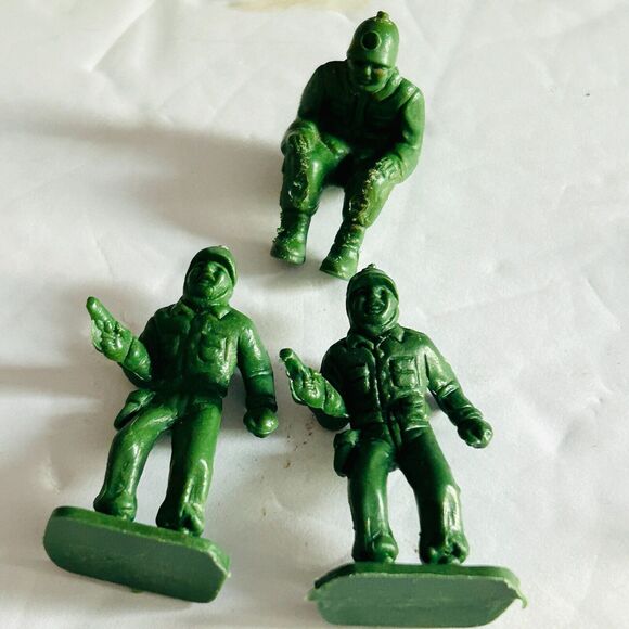 Vintage Army Plastic Toy Soldier Figures Mixed Lot of 8 Green Blue Yellow 1.75" - Picture 3 of 5